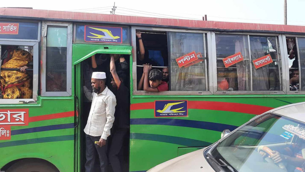 গণপরিবহন কম, পায়ে হেঁটে গন্তব্যে মানুষ