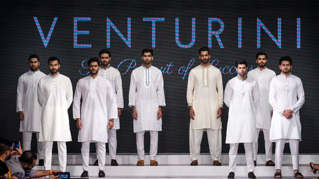 বর্ণাঢ্য ফ্যাশন শোতে এপেক্স ঈদ কালেকশনের প্রদর্শনী