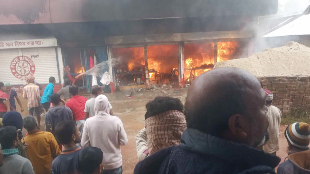 বাগেরহাটে আগুনে পুড়ল দুই দোকান