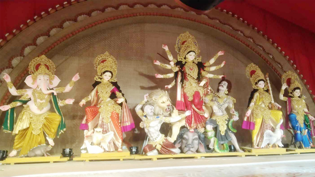 উৎসবের সাজে তরুণ-তরুণীদের ভিড় বনানী মণ্ডপে