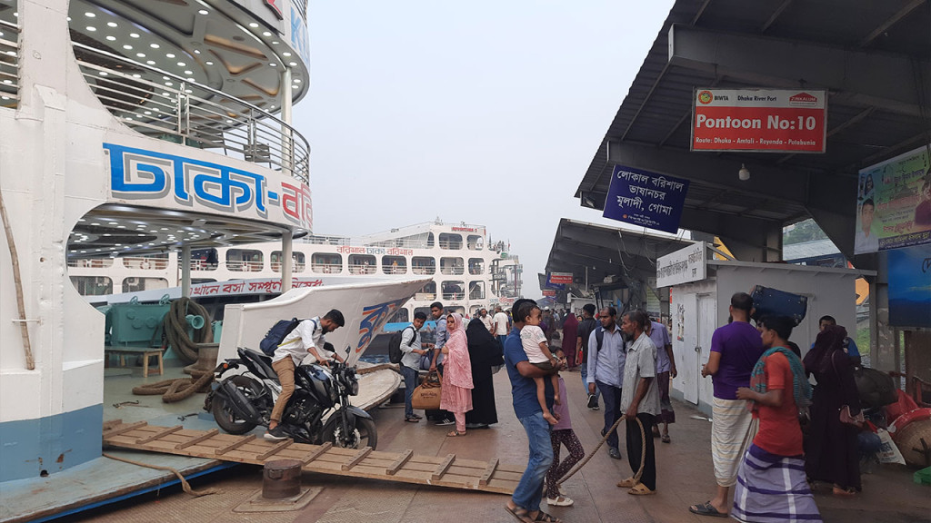 লঞ্চে বেড়েছে ঢাকায় ফেরা যাত্রীর চাপ