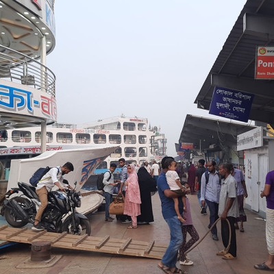 লঞ্চে বেড়েছে ঢাকায় ফেরা যাত্রীর চাপ
