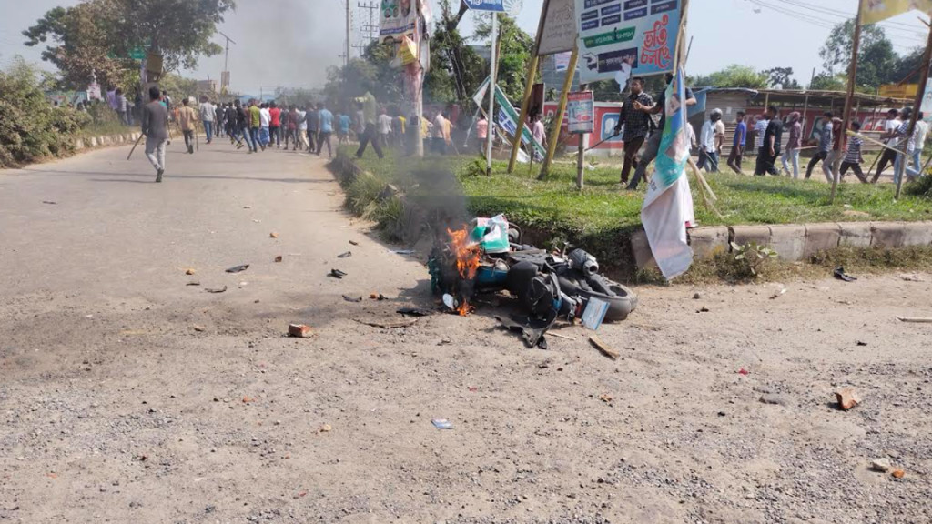 বগুড়ায় অবরোধে ৩ মোটরসাইকেলে আগুন, গাড়ি ভাঙচুর