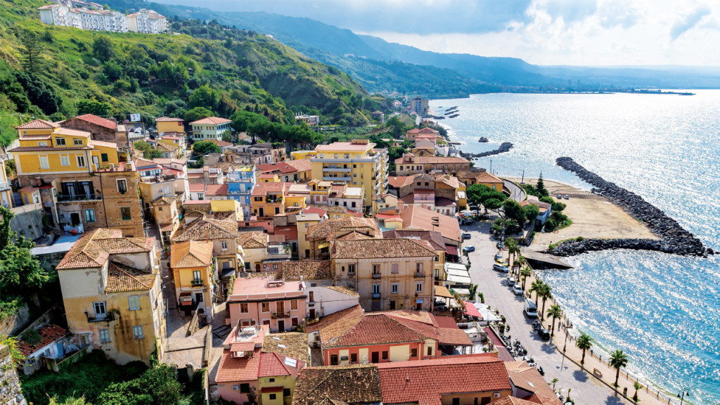 পাহাড়-সমুদ্রে ঘেরা এই গ্রামে থাকলেই পাবেন ২৭ লাখ টাকা!