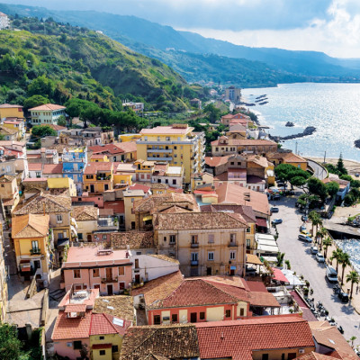 পাহাড়-সমুদ্রে ঘেরা এই গ্রামে থাকলেই পাবেন ২৭ লাখ টাকা!