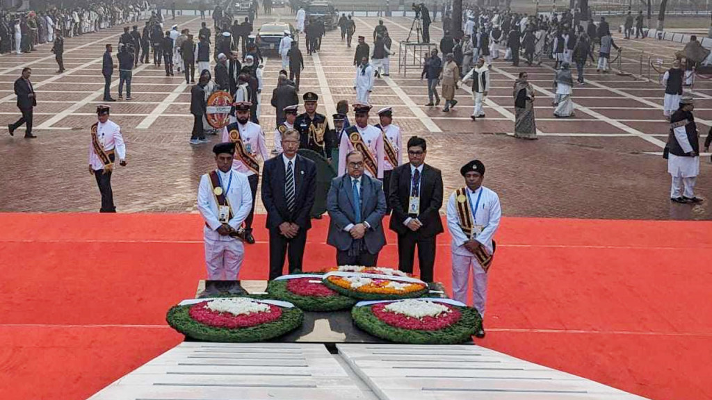 বুদ্ধিজীবী স্মৃতিসৌধে প্রধান বিচারপতির শ্রদ্ধা