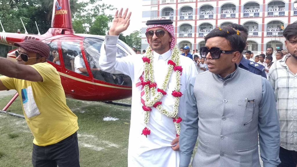 সৌদি মালিককে নিয়ে হেলিকপ্টারে গ্রামে এলেন প্রবাসী