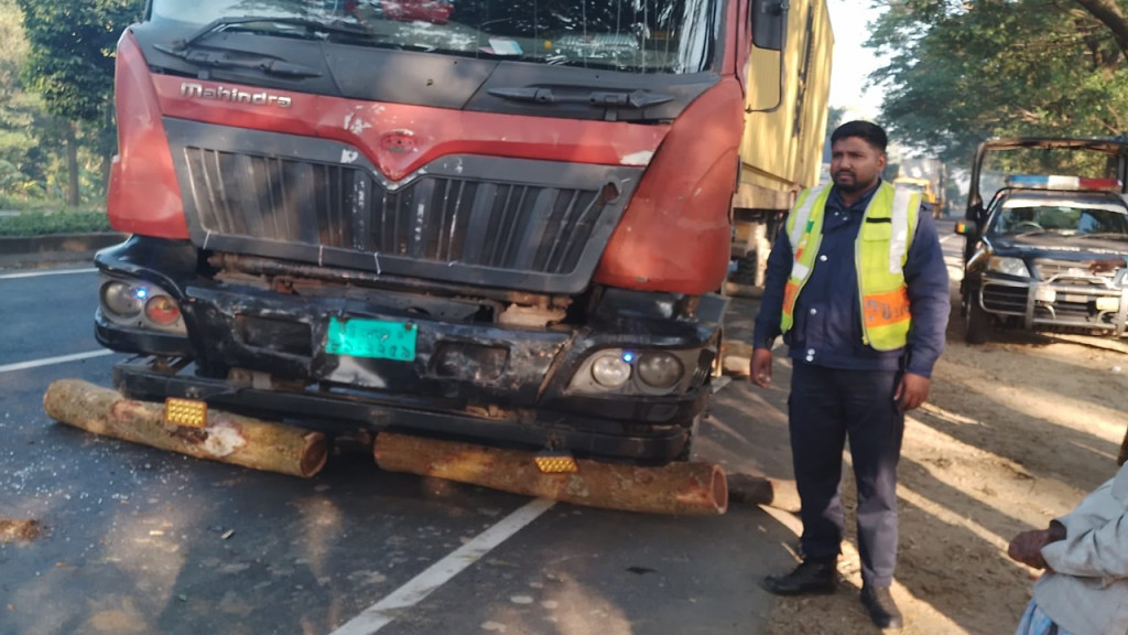 চট্টগ্রামে কাভার্ডভ্যান চাপায় প্রাণ গেল ৩ জনের