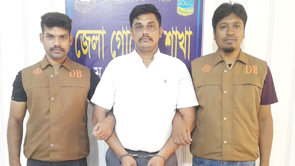 ভুয়া সচিব পরিচয়ে চাকরি দেওয়ার নামে হাতিয়ে নিতেন লাখ লাখ টাকা