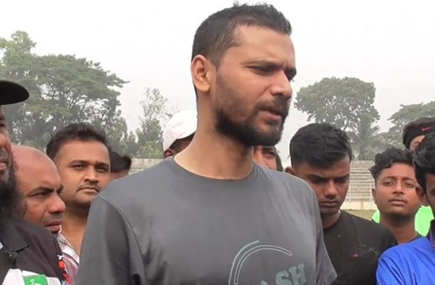 চিরচেনা মাঠে ঘাম ঝরালেন মাশরাফী