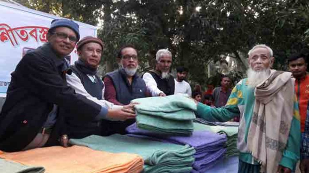 নড়াইলে শীতার্তদের মাঝে কম্বল বিতরণ
