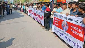 নড়াইলে স্বাস্থ্য ও পরিবার পরিকল্পনা কর্মকর্তার অপসারণ দাবিতে মানববন্ধন