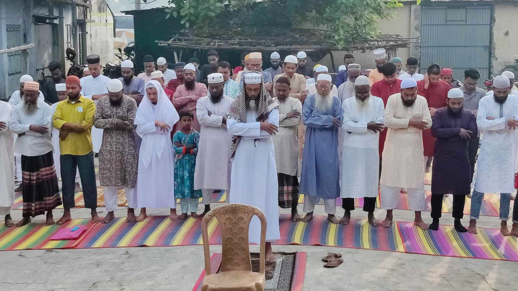সৌদির সঙ্গে মিল রেখে ঝিনাইদহে ঈদুল ফিতরের জামাত