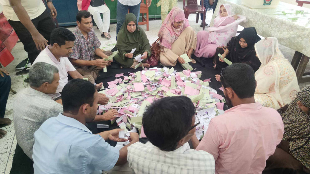 বিচ্ছিন্ন ঘটনায় শেষ হলো তৃতীয় ধাপের ভোট, চলছে গণনা