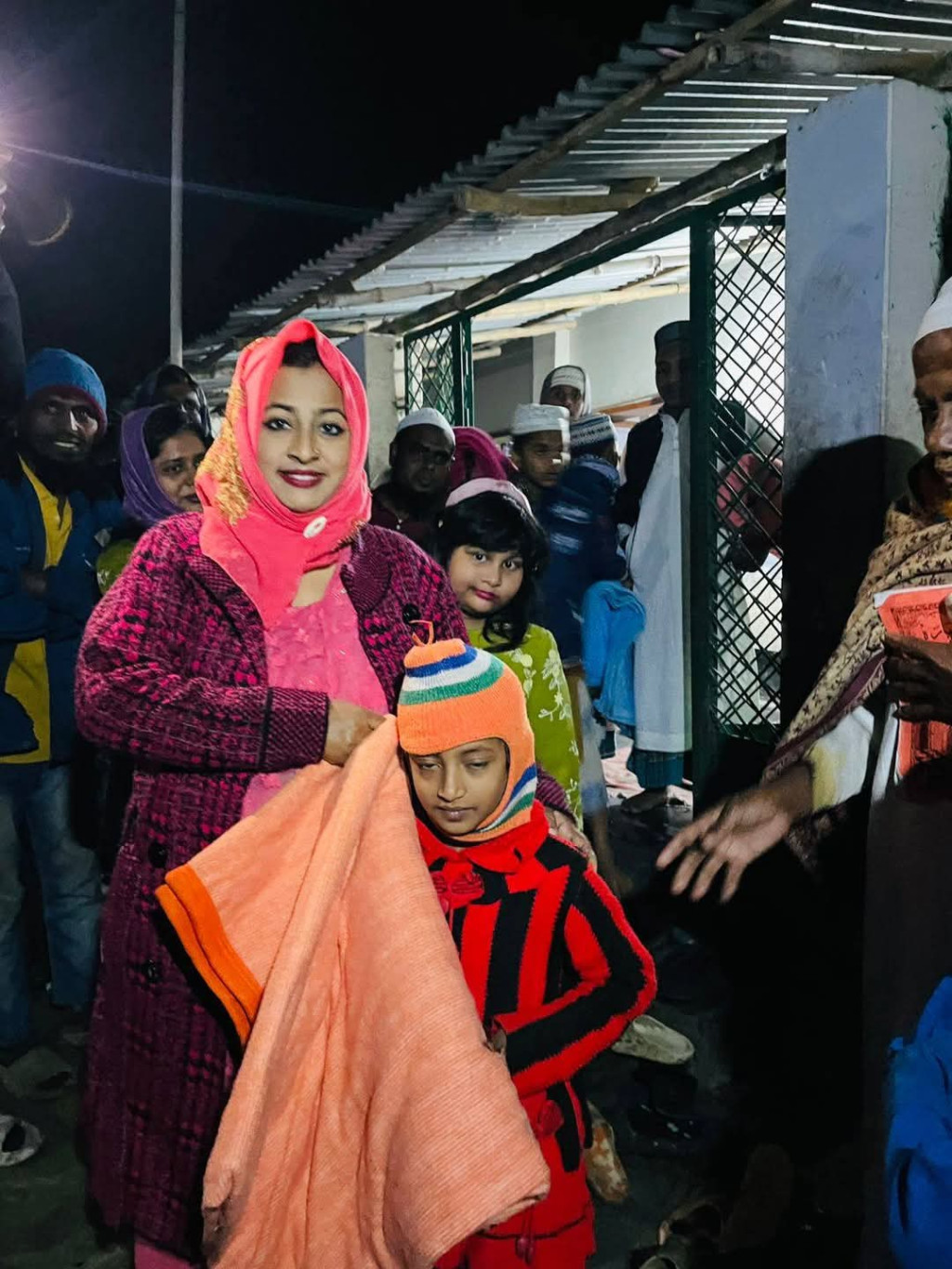 নড়াইলে শীতার্তদের মাঝে শীতবস্ত্র বিতরণ