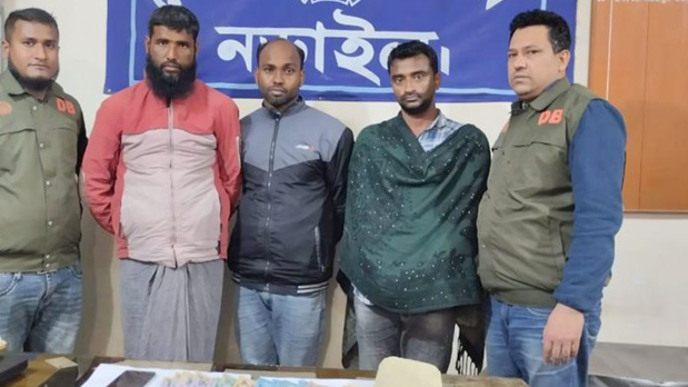 নড়াইলে জুয়ার আসর থেকে মাদকসহ আটক ৪