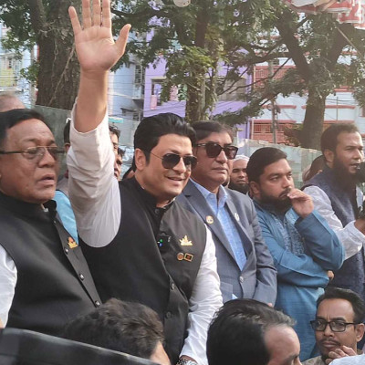 নির্বাচনী প্রচারণায় ফেরদৌস, সেলফিতেই আগ্রহী ভোটার