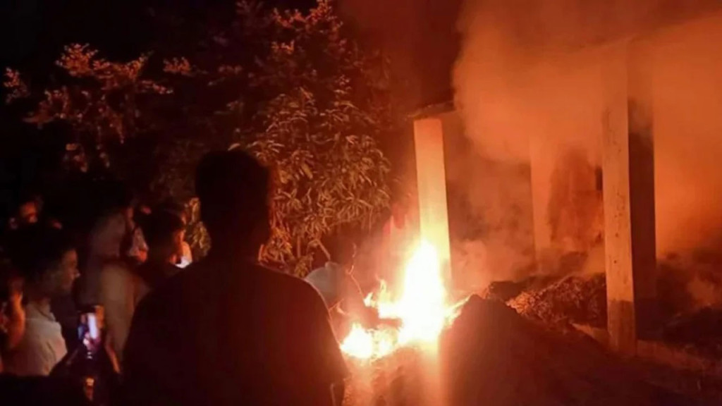 প্রধানমন্ত্রীর উপহারের ঘরে আগুন দেওয়ার অভিযোগ