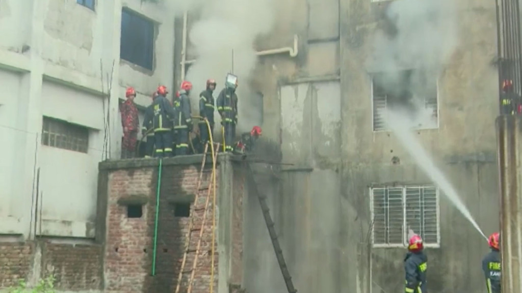 ৮ ঘণ্টা পর ডেমরার কাপড়ের গোডাউনের আগুন নিয়ন্ত্রণে