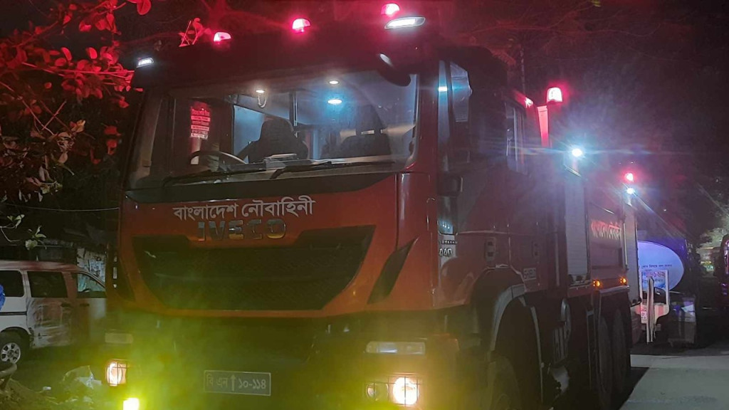 হাতিরপুলের আগুন নিয়ন্ত্রণে যোগ দিয়েছে নৌবাহিনী