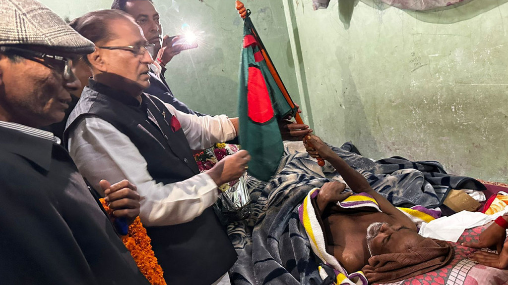 ‘মন্ত্রী হবেন-গাড়িতে পতাকা উড়বে’ বলা কর্মীকে পতাকা উপহার মন্ত্রীর