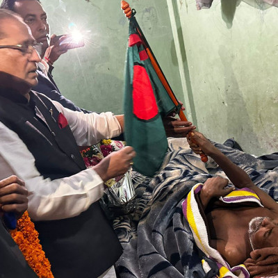 ‘মন্ত্রী হবেন-গাড়িতে পতাকা উড়বে’ বলা কর্মীকে পতাকা উপহার মন্ত্রীর