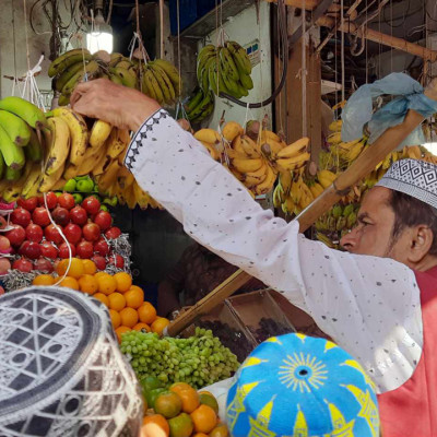 সব ফলের দাম বেশি, কেজির বদলে এক-দুই পিস কিনছেন অনেকে