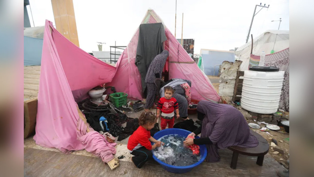 গাজায় উন্মুক্ত স্থানে থাকছে বাস্তুচ্যুত মানুষ, ছড়াচ্ছে রোগ-বালাই