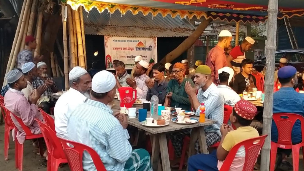 নড়াইলে মাসজুড়ে পথচারীদের জন্য বিনামূল্যে ইফতারির আয়োজন