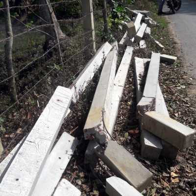 ১৪৪ ধারা অমান্য করে নড়াইলে সীমানা পিলার ভেঙ্গে দিয়েছে প্রতিপক্ষরা