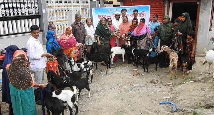 নড়াইলে দুস্থ্য নারীদের মাঝে বিনাম‚ল্যে ছাগল বিতরণ