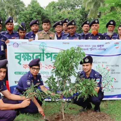 নড়াইল পুলিশ সুপারের উদ্যোগে বৃক্ষরোপন