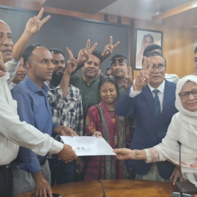 মাশরাফীর পক্ষে মনোনয়নপত্র সংগ্রহ করলেন দলীয় নেতৃবৃন্দ