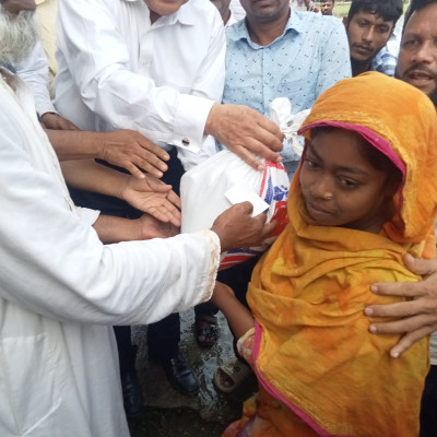 বন্যার্তদের মাঝে বিকল্পধারা বাংলাদেশের মেজর মান্নানের ত্রাণ বিতরণ