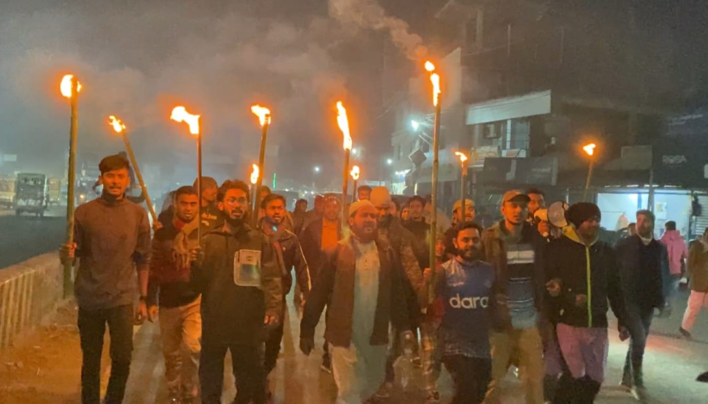 শিক্ষার্থীদের গুপ্তহত্যার প্রতিবাদে নড়াইলে মশাল  মিছিল