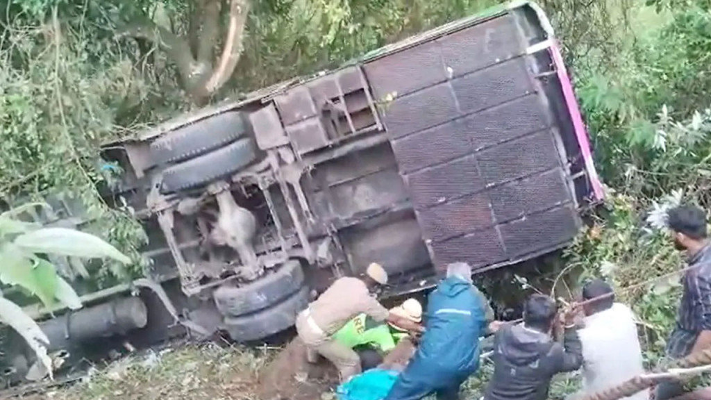 ৫৫ যাত্রী নিয়ে ভারতে ট্যুরিস্ট বাস খাদে, নিহত ৮