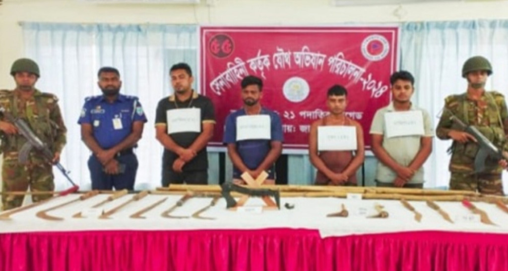 সেনাবাহিনীর অভিযানে নড়াইলে অস্ত্রসহ ৪ জন গ্রেফতার
