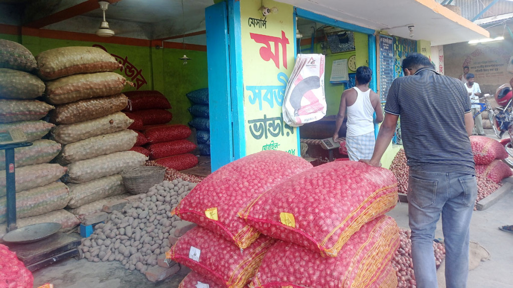 জামালপুরে সরকার নির্ধারিত দামে মিলছে না পেঁয়াজ-আলু-ডিম