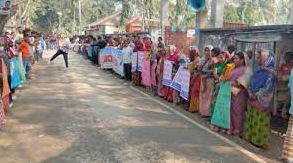 নড়াইলে শিক্ষকের নামে মিথ্যা মামলা প্রত্যাহারের দাবিতে বিক্ষোভ