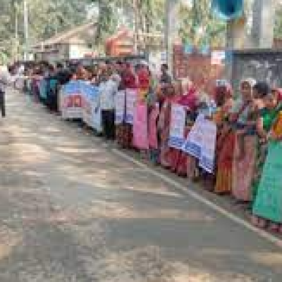 নড়াইলে শিক্ষকের নামে মিথ্যা মামলা প্রত্যাহারের দাবিতে বিক্ষোভ