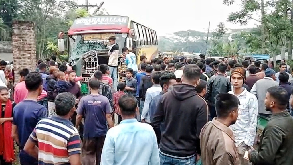 ঝালকাঠিতে বাস-মাহিন্দ্র সংঘর্ষে নিহত ৩