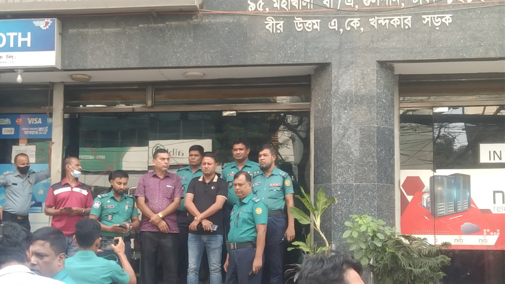 মহাখালী খাজা টাওয়ারে কাউকে ঢুকতে দিচ্ছে না পুলিশ