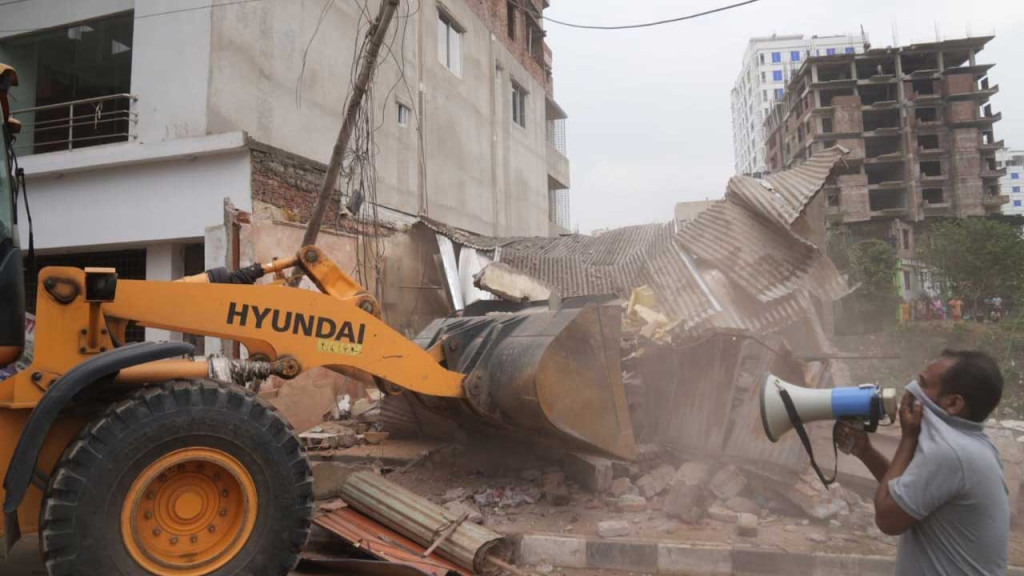 খালের জায়গায় নির্মাণাধীন ভবনসহ ৩টি স্থাপনা ভেঙে দিয়েছে ডিএনসিসি