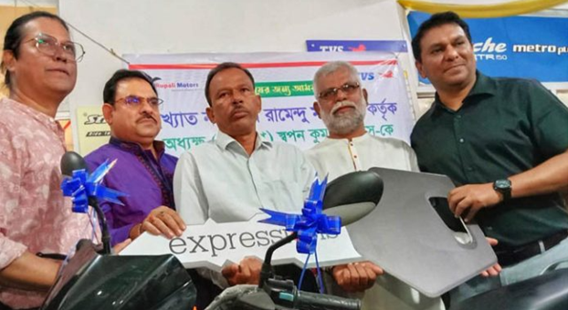 মোটরসাইকেল উপহার পেলেন নড়াইলের সেই অধ্যক্ষ