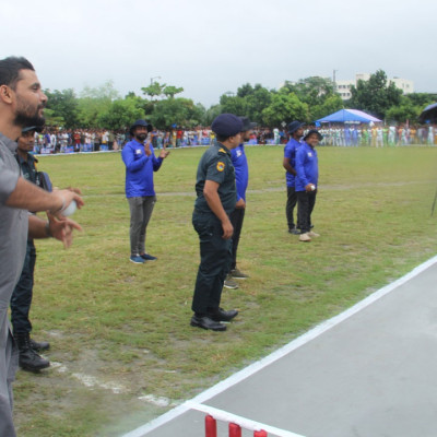 প্রিজন্স কাপ শুরু, বন্দিদের সঙ্গে খেললেন মাশরাফি
