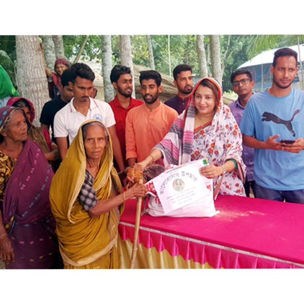 নড়াইলের নদীভাঙ্গন কবলিত অসহায় মানুষের পাশে ফারহানা রেজা
