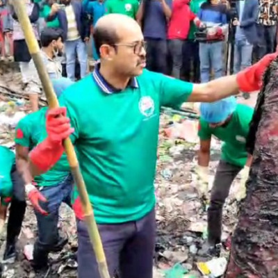 স্বেচ্ছাসেবীদের সঙ্গে প্যারিস খাল পরিষ্কারে নেমেছেন মেয়র আতিক