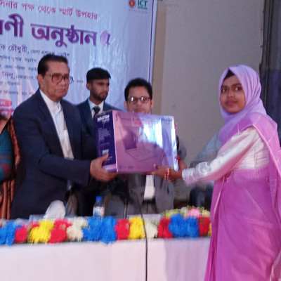 প্রধানমন্ত্রীর স্মার্ট উপহার ল্যাপটপ পেলো নড়াইলের ২৪০ নারী প্রশিক্ষণার্থী