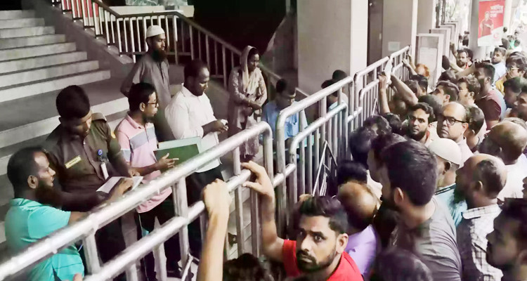 সপ্তাহজুড়ে সংঘর্ষের পর স্বাভাবিক হচ্ছে বাংলাদেশ, নিহত প্রায় ২০০: এপি