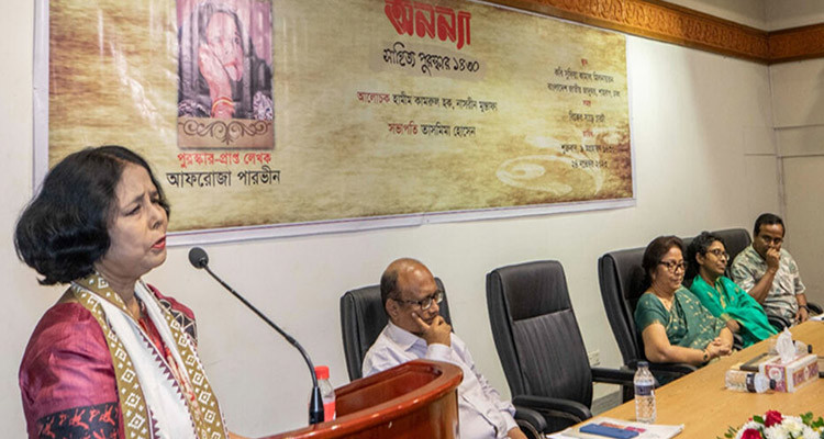 ‘অনন্যা সাহিত্য পুরস্কার পেলেন নড়াইলের সন্তান আফরোজা পারভীন